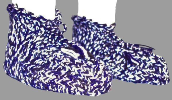 Knitted slippers in dark blue, black, white from polyester in size 38/39